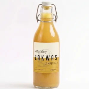 Naturalny zakwas z kapusty kiszonej w przykladowej butelce