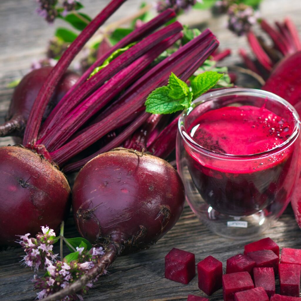 buraki przeznaczone na zakwas z buraków i szklanka zakwasu z buraków obok